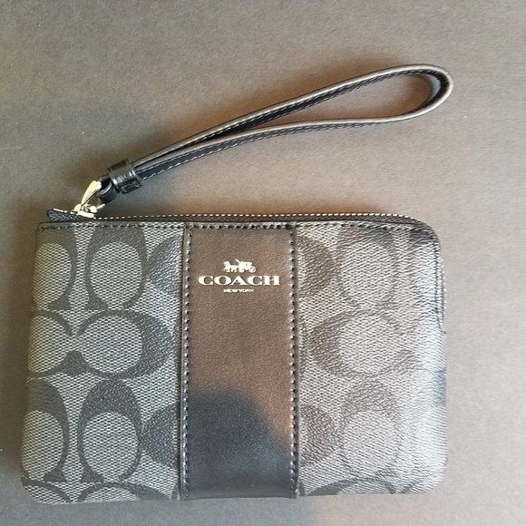 COACH CORNER ZIP WRISTLET
